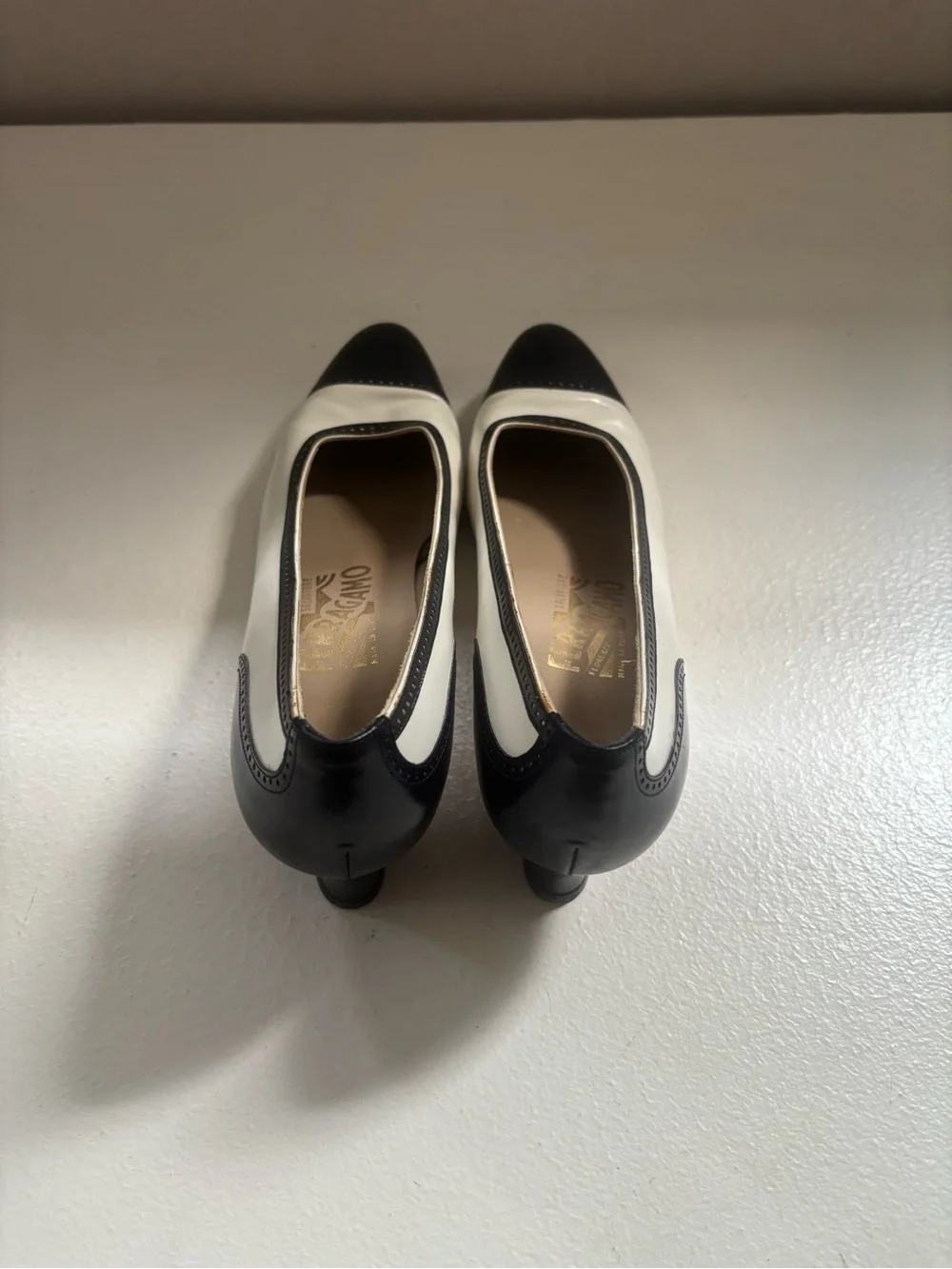 Vintage Salvatore Ferragamo Navy & White Spectator Pumps Heels 7.5 AA